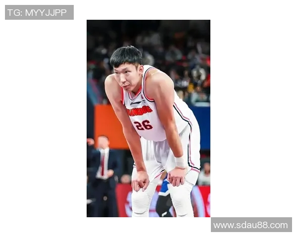 周琦在国家队中表现抢眼成为中国篮球未来之星