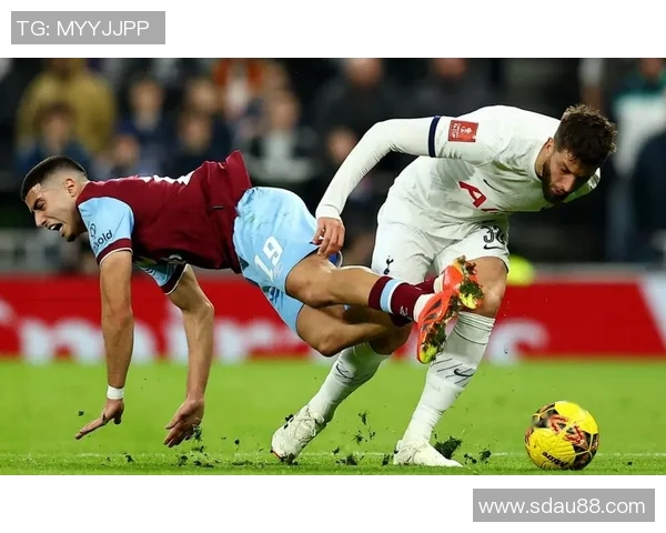 狼队与热刺激战正酣比分悬念迭起球迷热情高涨全场精彩瞬间回顾 狼队与热刺激战正酣比分悬念迭起球迷热情高涨全场精彩瞬间回顾