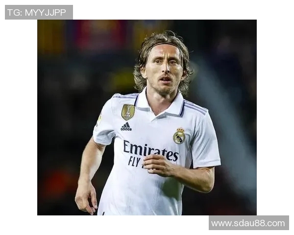 莫德里奇：足球场上的智慧与灵动，传奇中场的辉煌人生与不屈精神