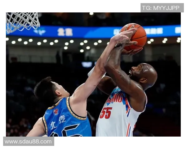 新疆男篮与同曦男篮激战正酣谁能在CBA赛场上笑到最后